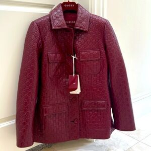 NWT 2024 GUCCI RUNWAY COLLECTION LEATHER GG EMBOSSED BURGANDY JACKET 42 SOLD OUT